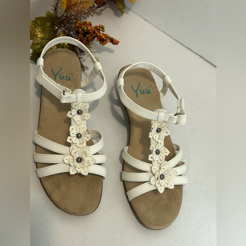 Yuu White Floral Women's Sandals - Picture 3 of 5